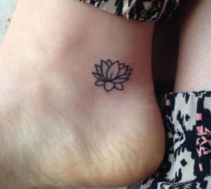 mini tetovaža na stopalu tatoo gleženj lotosov cvet