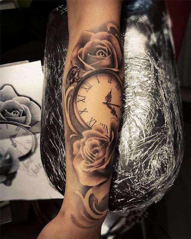 velika ženska tetovaža v stilu steampunk, podoba vintage ure, cvetoče vrtnice, roka in podlaket