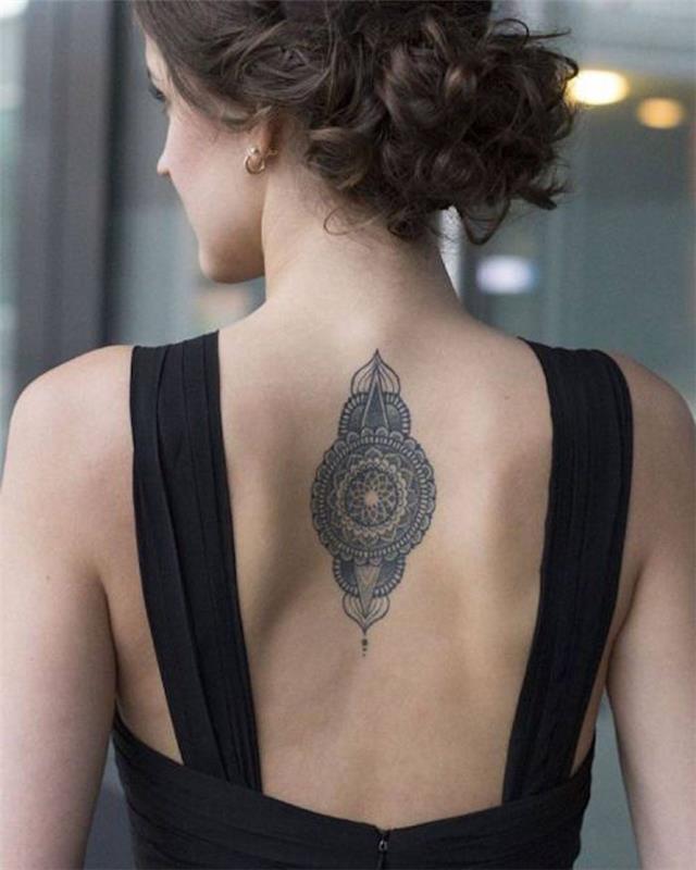 tatuiruotė moteris aukštas nugaros vidurio stiliaus tatuiruotės mandala rožių langas