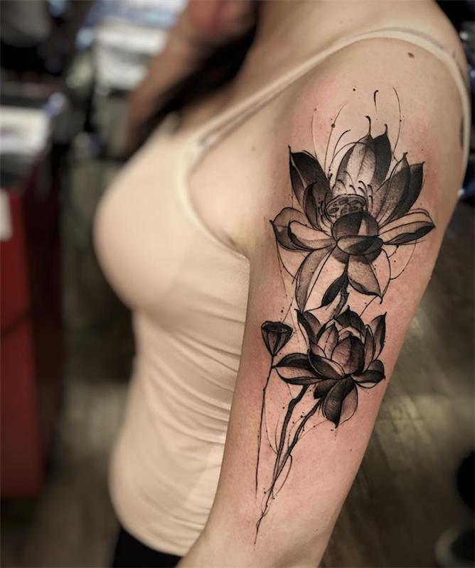 abstraktna tetovaža cvetja na ženski roki črno -bela s senčenjem