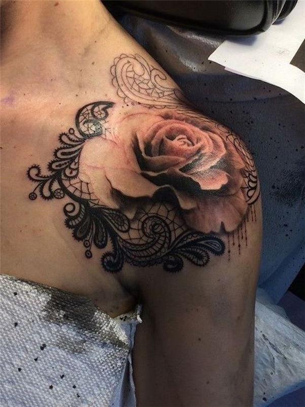 Ženska tetovaža na rami, tetovaža vrtnic, tetovaža črne čipke na rami, romantična ženska tetovaža