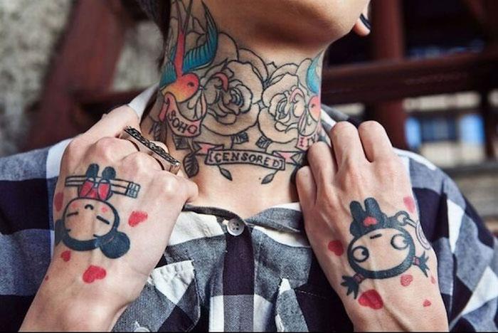 tatuiruotė ant kaklo kregždžių vyro senosios mokyklos stiliaus tatuiruotė ant kaklo hipsterio