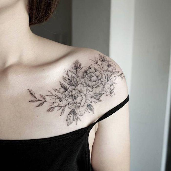 tetovaža na rami, črni naramnik, cvetlične tetovaže pod žensko ključno kostjo