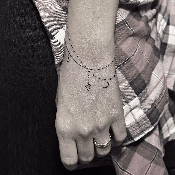 tetovaža-pomemben-simbolni-trikotnik-tetovaža-6-mesečni ročni dragulj