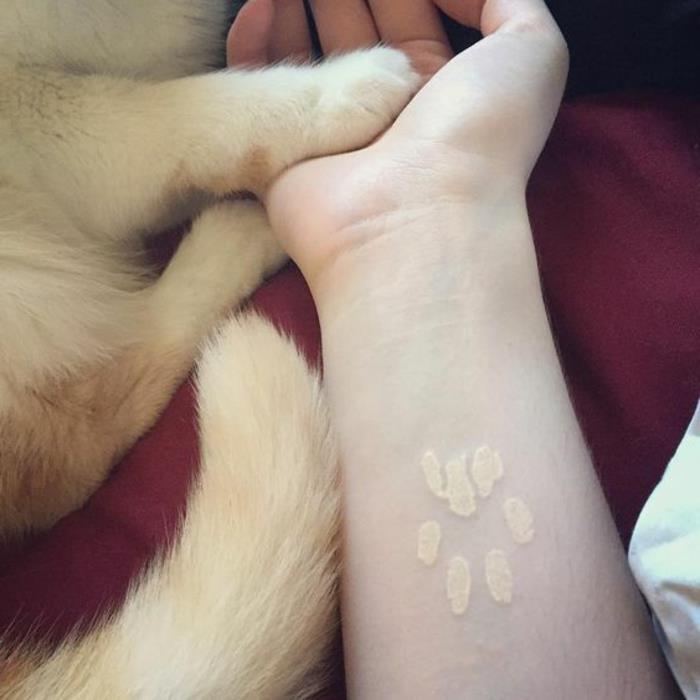 preprosta tetovaža na zapestju, simbolična tetovaža, ki kaže ljubezen do svoje mačke