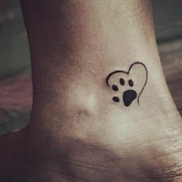 preprosta tetovaža, odtis šape in srce, tetovirano na gležnju
