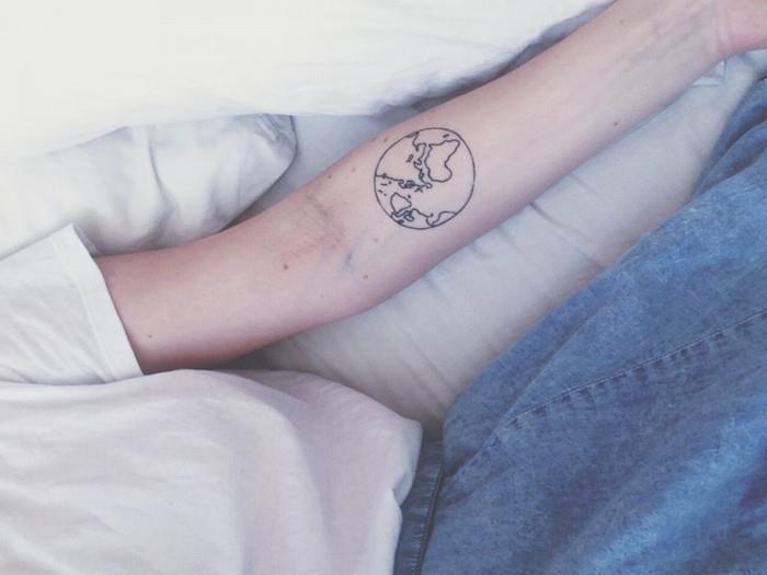 paprasta minimalistinė žemės tatuiruotės idėja ant rankos