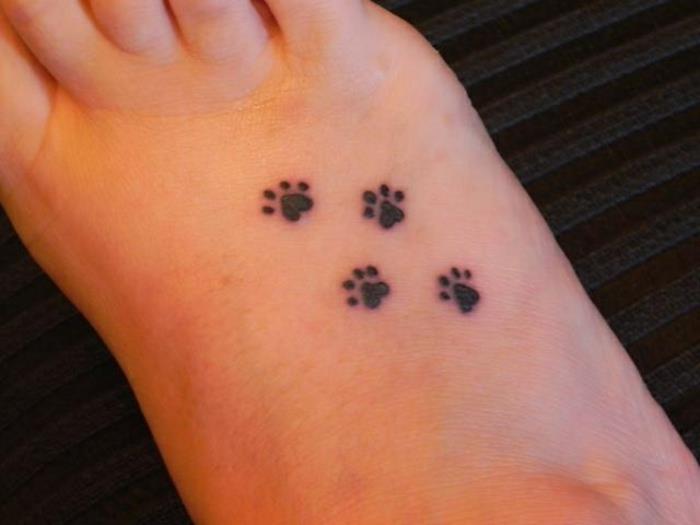 preprosta tetovaža, sled tace na stopalu, izvirne in majhne tetovaže