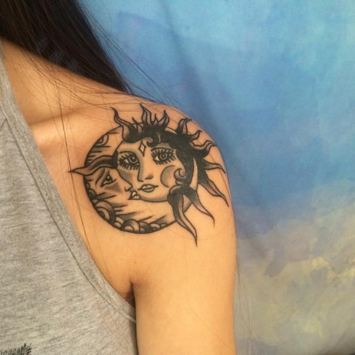 saulės ir mėnulio tatuiruotė, mėnulis su saule ant peties, pilka palaidinė