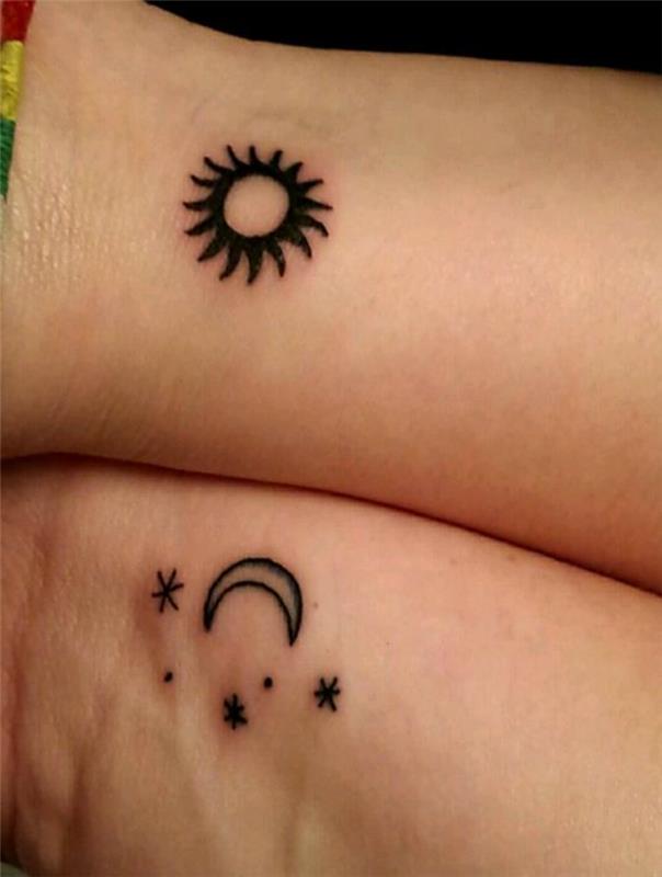 saulės ir mėnulio tatuiruotė, saulė, mėnulis ir žvaigždės, tatuiruotė su juodu rašalu ant riešų