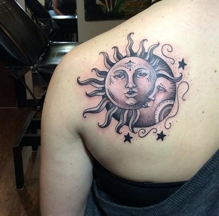 saulės tatuiruotė, moters nugaros tatuiruotė, mėnulis ir saulė kartu ir kai kurios žvaigždės