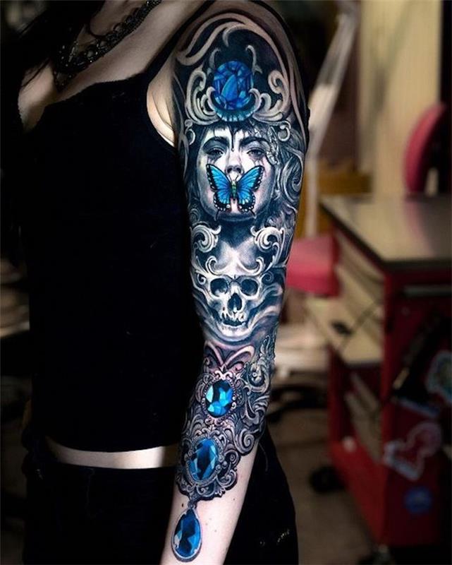 tetovaža v gotskem slogu, modri dragulji, lobanja, tetovirane figure in črno ozadje