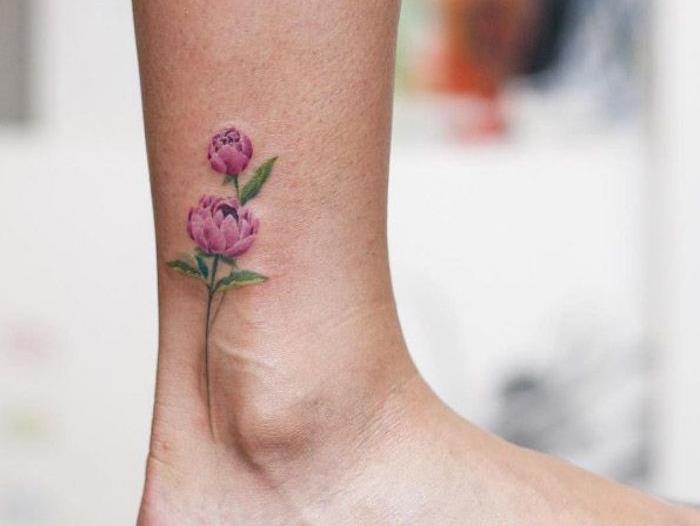 cvet tattoo stopala tattoo roza rože na gležnju v barvah