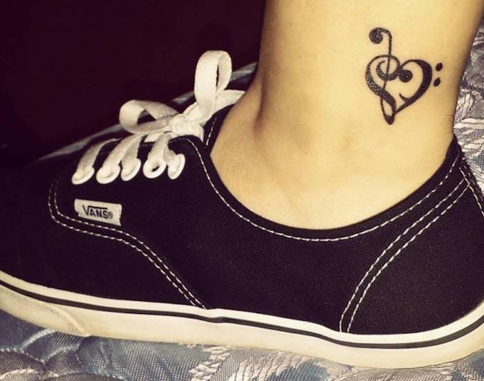 gleženj tetovaža trojni ključ bas ključ tetovaža srce na stopalu