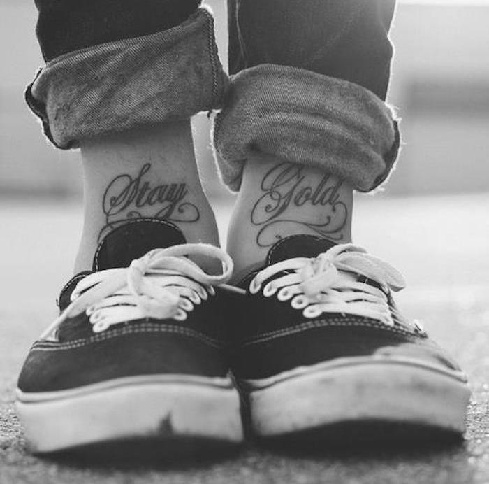 tetovaža za gleženj napisane tetovažne besede na sprednji strani gležnjev