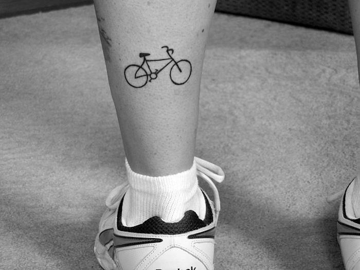 majhna tetovaža na gležnju tetovaža kolo zadnjo nogo ali gležnje