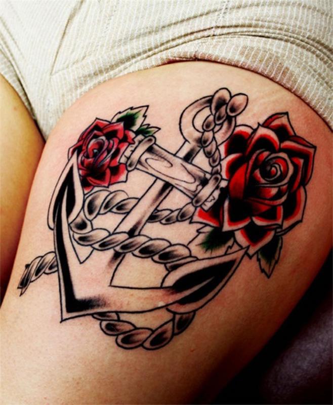 jūrinė inkaro tatuiruotė ant moters šlaunies su raudonomis rožėmis