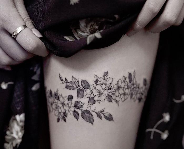 Tatoo stegna ženska krona cvetje tetovaža noga