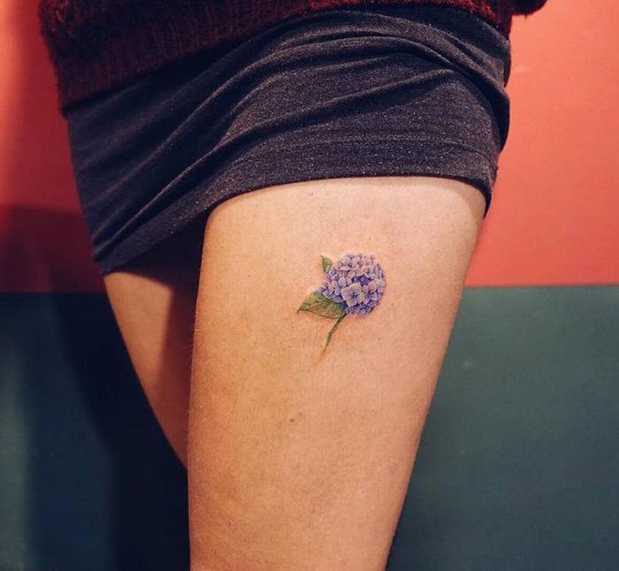 maža tatuiruotė ant šlaunies maža gėlių tatuiruotė ant kojos