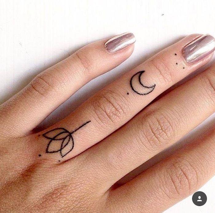 moters piršto tatuiruotės idėja su minimalistiniu dizainu, lotoso ir pusmėnulio tatuiruotė, pagaminta ant bevardžio piršto