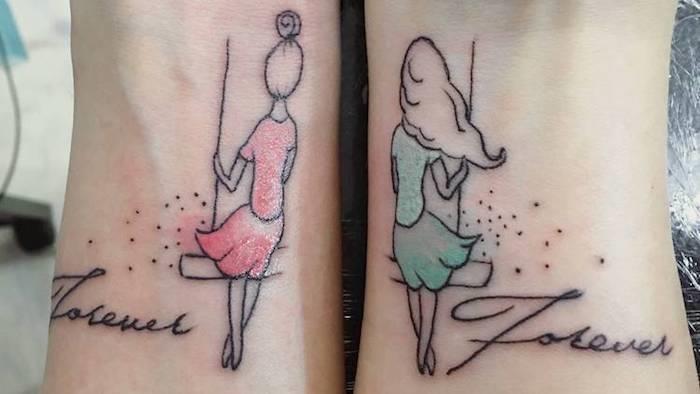 moters tatuiruotė, spalvotas piešinys ant riešų, draugystės tatuiruotė su moteriškais siluetais ant sūpynių