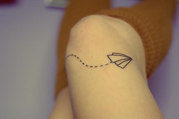 majhna tetovaža ženskega kolena iz papirnate ravnine s črtkano črto