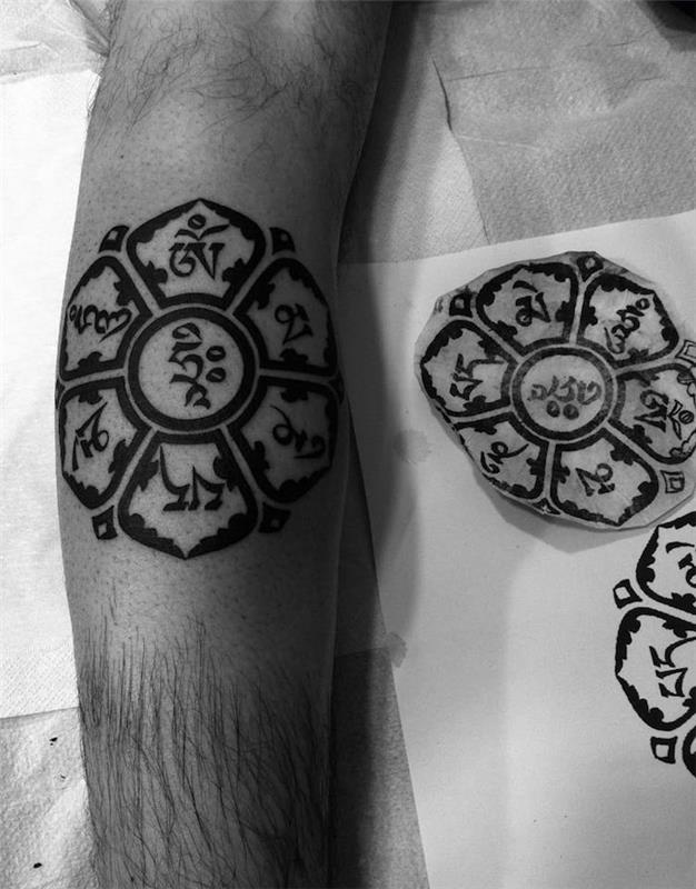 budistų tatuiruotė budistų gėlė Om mani padme hum simbolis
