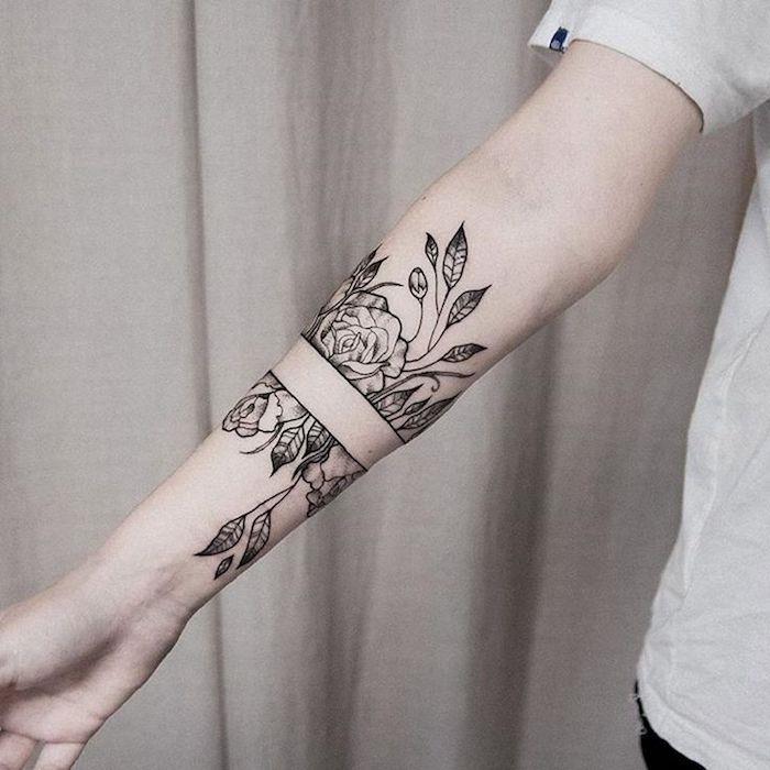 tetovaža črnih vrtnic, listje, cvetlične tetovaže, bela majica, šablona za tetovaže