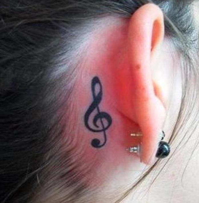 tatuiruotės raktas už ausies merginos