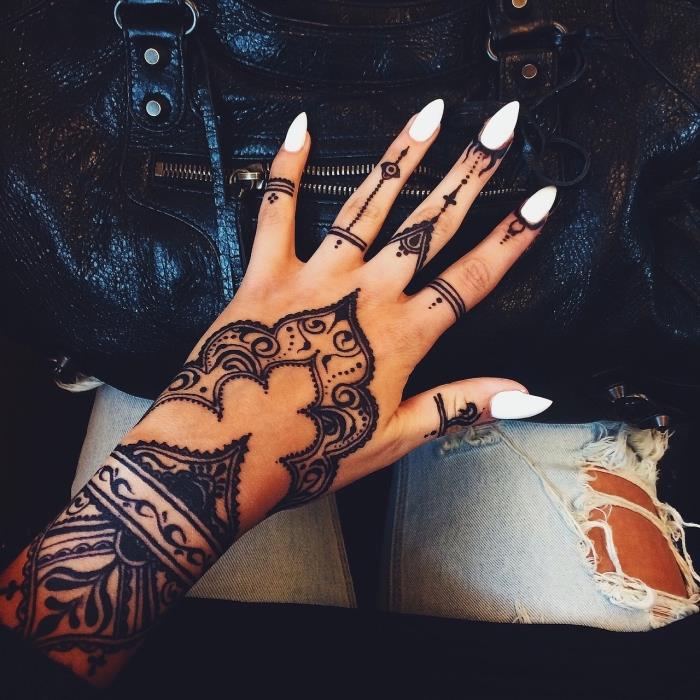 tetovaža črne kane, ženske roke z belim lakom z začasnimi etničnimi vzorci