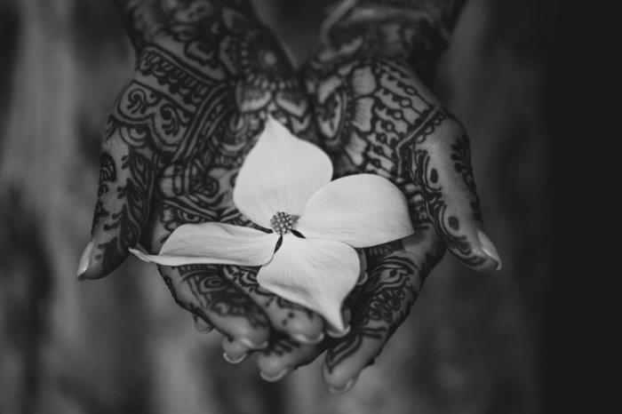 model ročne kane, body art s cvetličnim dizajnom in mandala na ženskih rokah z golim lakom