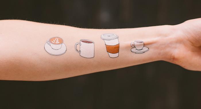 kadın kol dövmesi, ciltte renk çizimi, kahve fincanı dövme tasarımı