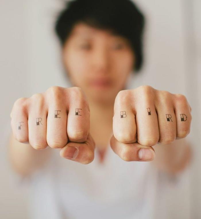 moters rankos tatuiruotė asmeninei žinutei perduoti, raidžių tatuiruotės ant pirštų