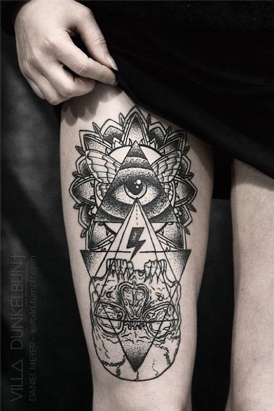 stegno tetovaža ženska črno -beli trikotnik piramida osvetljuje