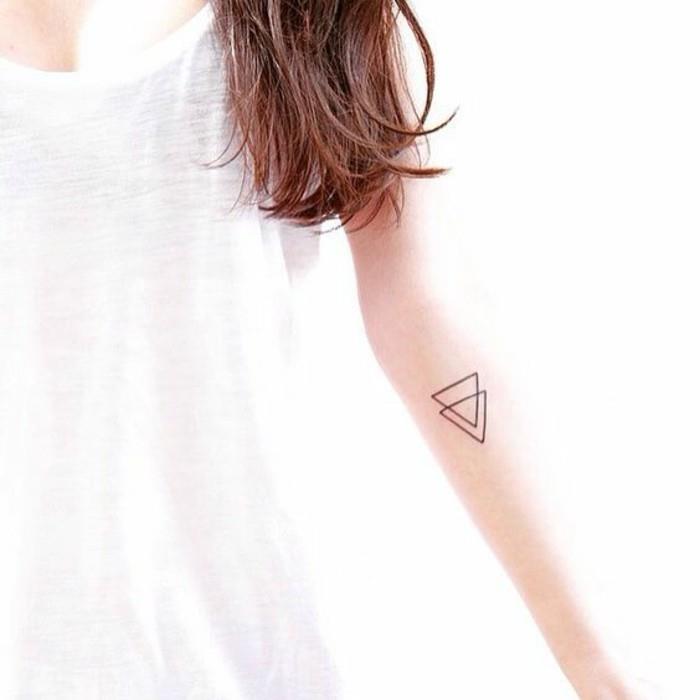 tatuiruotė-trikampis-moteris-tatuiruotė-trikampis-prasmė-idėja-tatuiruotė-moteris