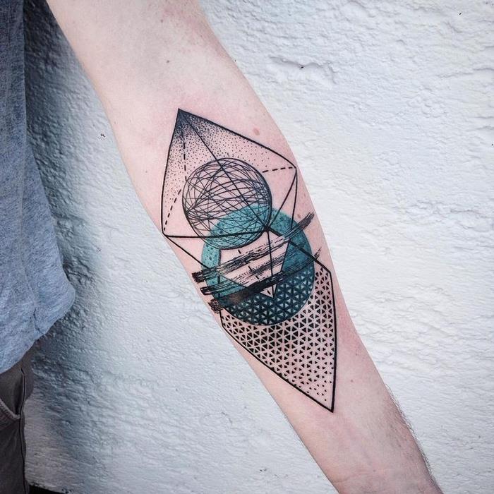 izvirna in futuristična pikčasta tetovaža, ki se osredotoča na harmoničen vidik geometrijskih oblik