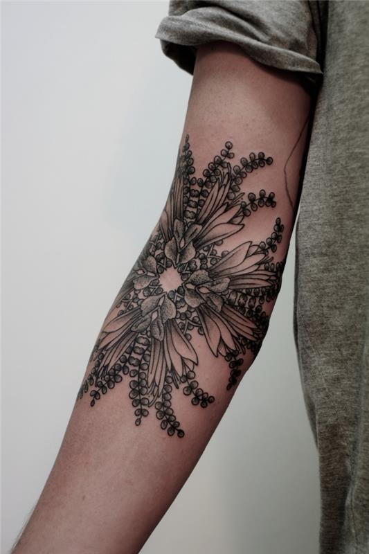 model tetovaže, risba s črnilom na roki z obliko cvetja in listov, simbolična tetovaža za moške in ženske