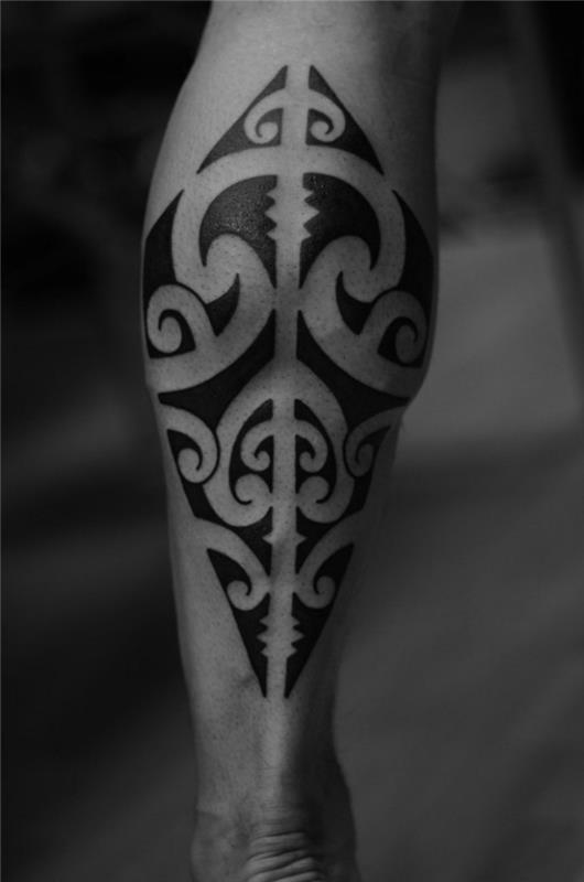 model tetovaže, body art za moške z etničnim dizajnom, tetovaža na nogah s plemenskimi vzorci