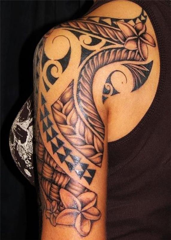 plemenska tetovaža, tetovaža ramen in rok, črna brezrokavnica, kul tetovaže za ženske