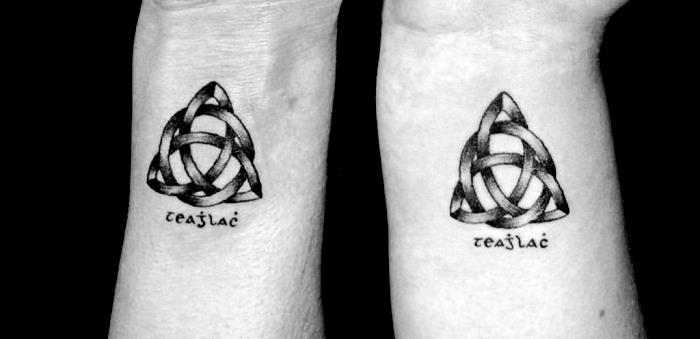 dövme anlamı, sembolik düğüm tasarımı ile bileklere mürekkep çizimi