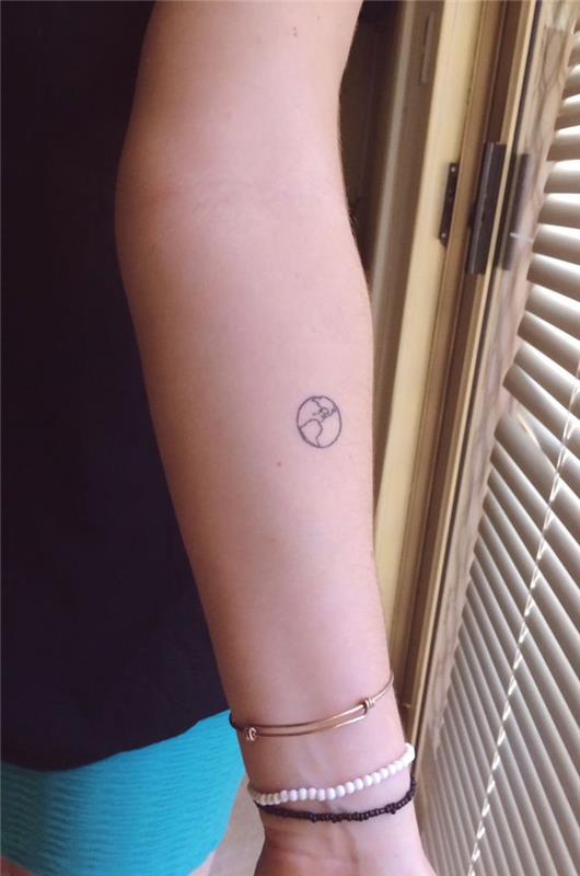 Žemės planetos tatuiruotės mini piešinys ant rankos