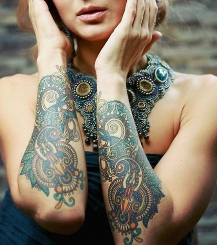 tetovaža podlakti in ogrlica statement, barvit model tetovaže, modri bustier