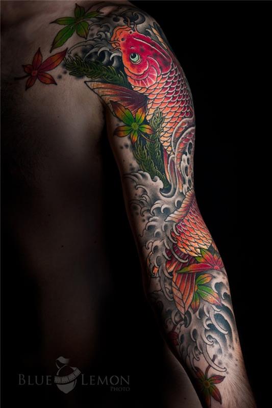 koi karpis tatuiruotė tatuiruotė pilna ranka vyras japonų simboliai