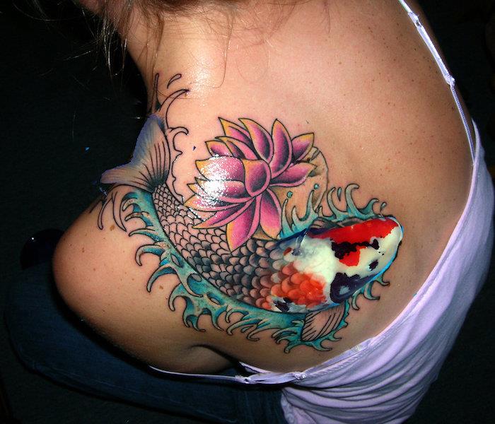Atgal tatuiruotė moteris karpis koi realistinės reljefo spalvos