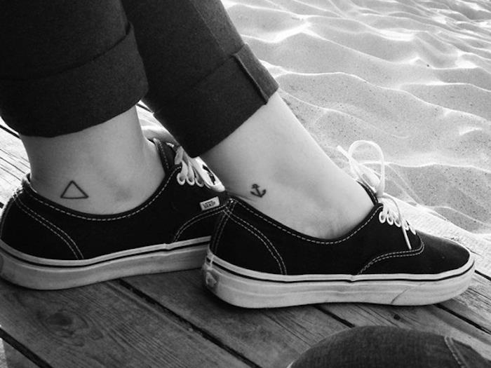 Primeri majhne tetovaže za dekle gleženj trikotnik tatoo sidro na stopalu