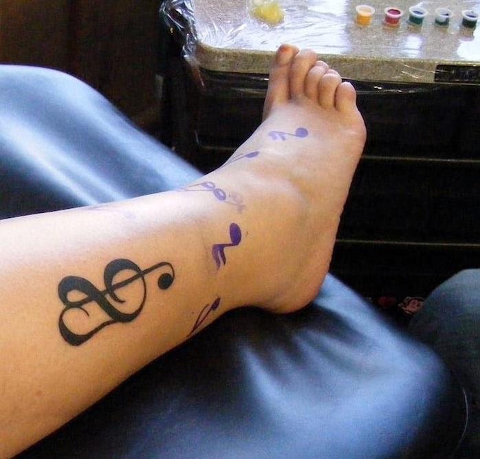 Treble clef tatuiruotė kulkšnies širdies muzikos tatuiruotės koja