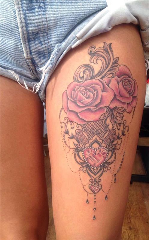 rožinė šlaunies tatuiruotė moterims