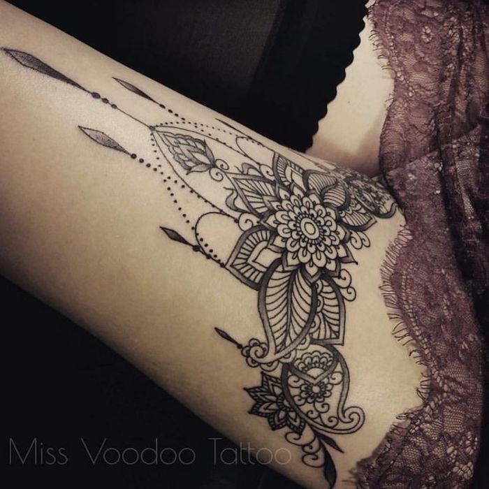 Šlaunų tatuiruotės dizainas Moterų kojų mandala tatuiruotė