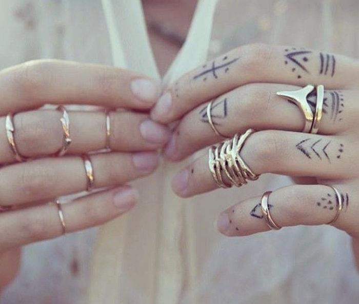 Dövme parmakları kadın çizimleri sembol yazımı