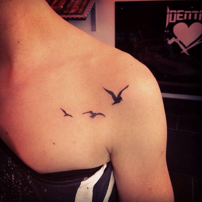 trumpalaikės tatuiruotės moteris paukščiai idėjos nenuolatinė ištrinama tatuiruotės tatuiruotė
